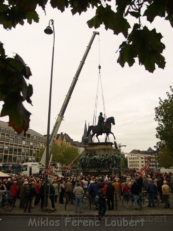 Reiterdenkmal kehrt zurueck auf dem Heumarkt P58.JPG